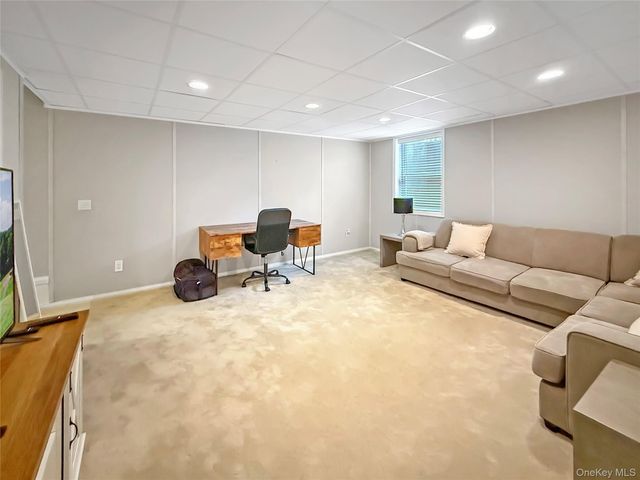 31 Highland Road, Southampton, NY 11968