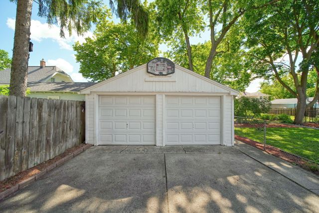 1005 S Grinnell Street, Jackson, MI 49203