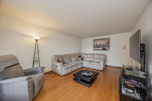 5621 S MOODY Avenue, Chicago, IL 60638