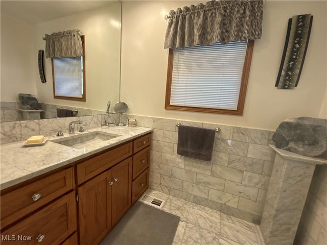 10548 Briar Hill Drive, Kirtland, OH 44094