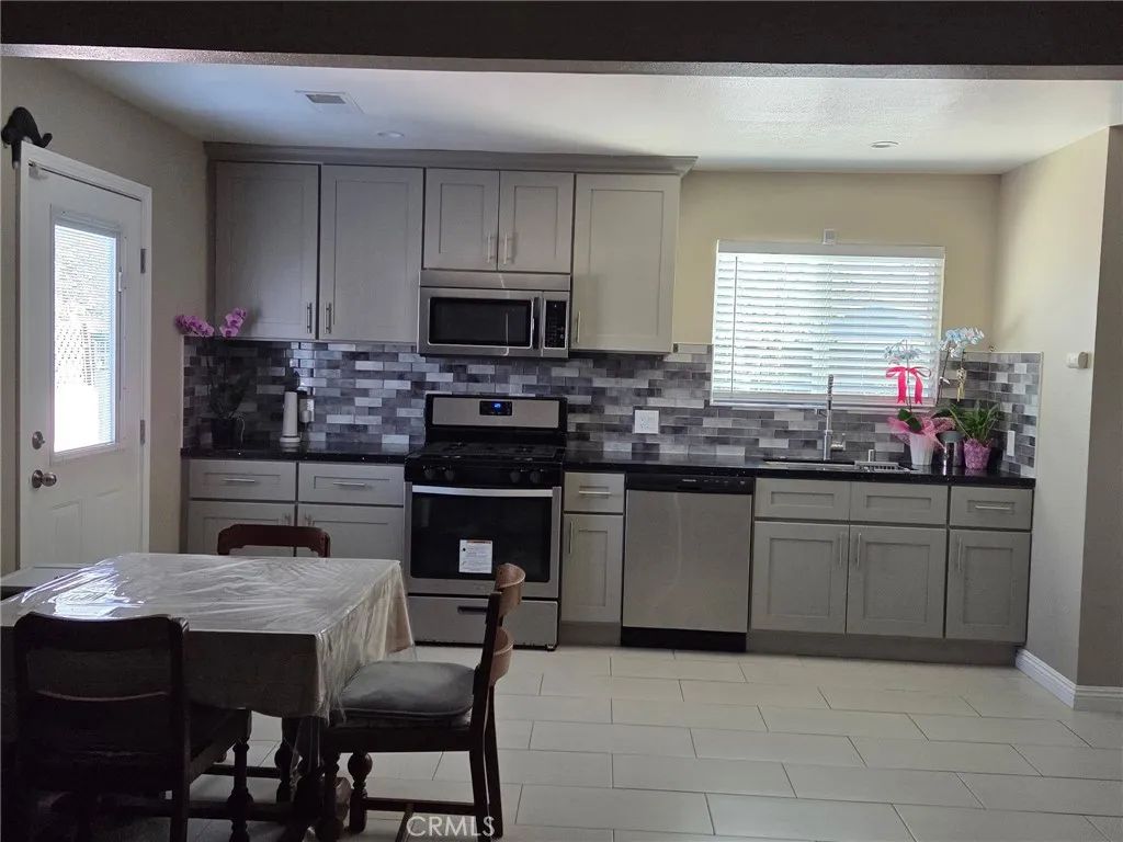 13200 Wentworth St, Arleta, CA 91331