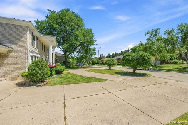 60 Stillmeadow Lane, Grosse Pointe Shores, MI 48236