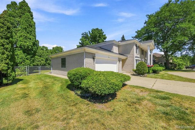 60 Stillmeadow Lane, Grosse Pointe Shores, MI 48236