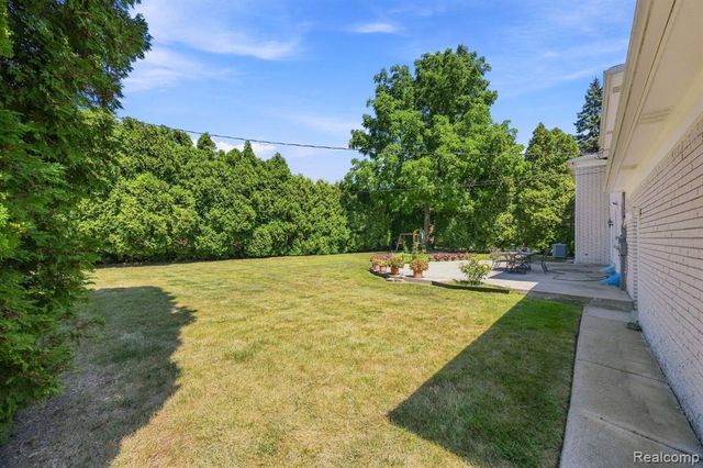 60 Stillmeadow Lane, Grosse Pointe Shores, MI 48236