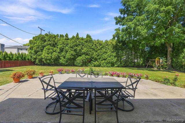 60 Stillmeadow Lane, Grosse Pointe Shores, MI 48236
