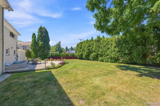 60 Stillmeadow Lane, Grosse Pointe Shores, MI 48236