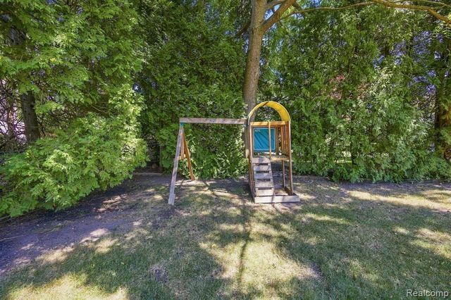 60 Stillmeadow Lane, Grosse Pointe Shores, MI 48236
