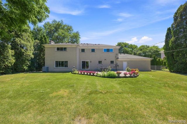 60 Stillmeadow Lane, Grosse Pointe Shores, MI 48236