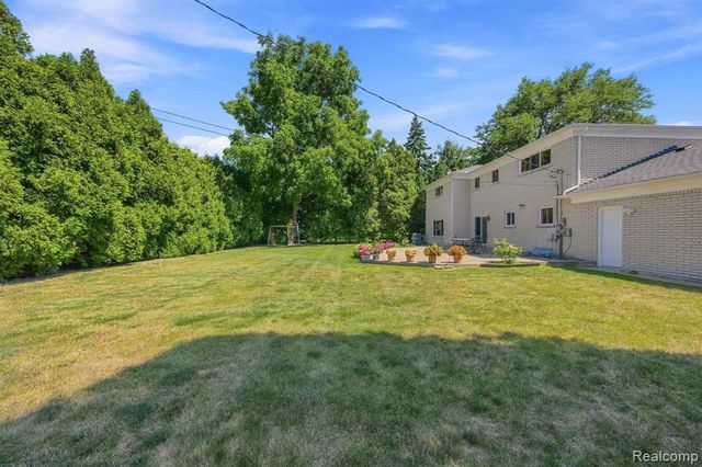 60 Stillmeadow Lane, Grosse Pointe Shores, MI 48236