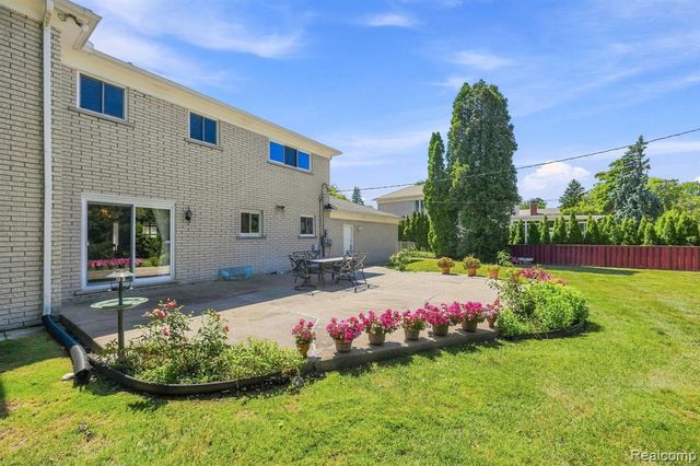 60 Stillmeadow Lane, Grosse Pointe Shores, MI 48236