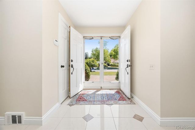 60 Stillmeadow Lane, Grosse Pointe Shores, MI 48236