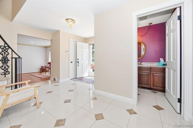 60 Stillmeadow Lane, Grosse Pointe Shores, MI 48236
