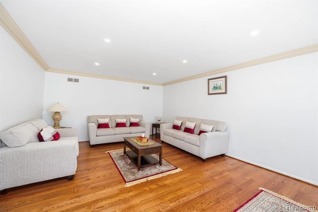 60 Stillmeadow Lane, Grosse Pointe Shores, MI 48236