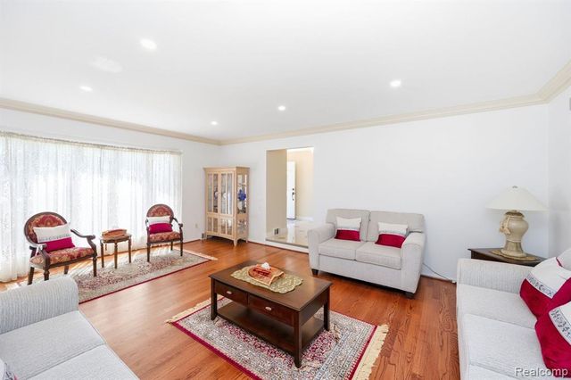 60 Stillmeadow Lane, Grosse Pointe Shores, MI 48236