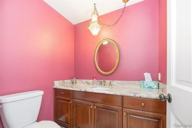 60 Stillmeadow Lane, Grosse Pointe Shores, MI 48236