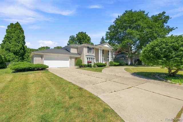 60 Stillmeadow Lane, Grosse Pointe Shores, MI 48236