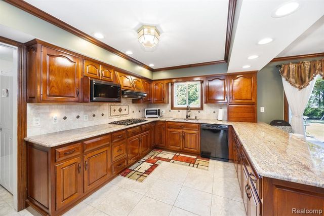 60 Stillmeadow Lane, Grosse Pointe Shores, MI 48236
