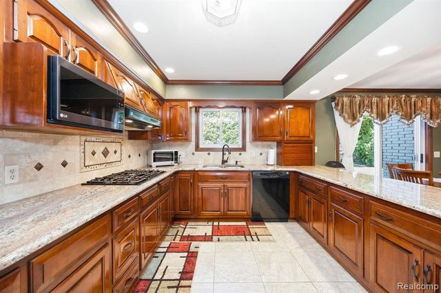 60 Stillmeadow Lane, Grosse Pointe Shores, MI 48236