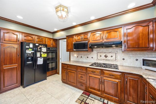 60 Stillmeadow Lane, Grosse Pointe Shores, MI 48236