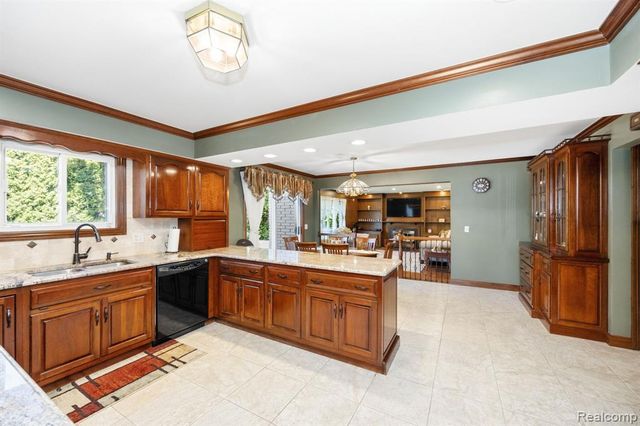 60 Stillmeadow Lane, Grosse Pointe Shores, MI 48236