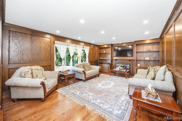 60 Stillmeadow Lane, Grosse Pointe Shores, MI 48236