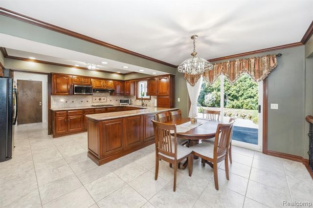 60 Stillmeadow Lane, Grosse Pointe Shores, MI 48236