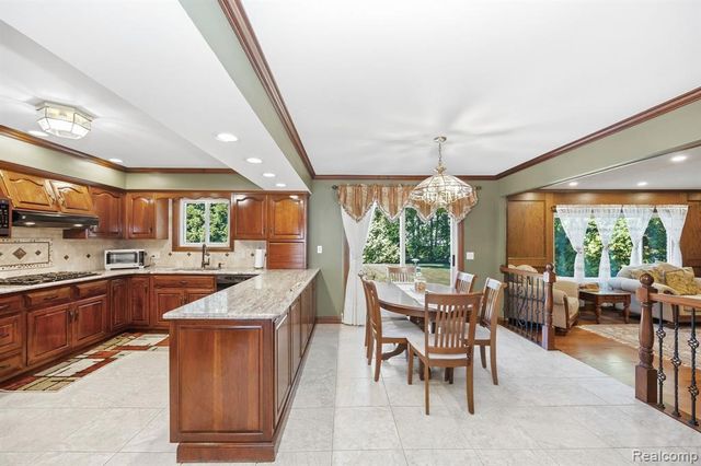 60 Stillmeadow Lane, Grosse Pointe Shores, MI 48236
