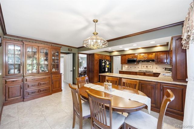 60 Stillmeadow Lane, Grosse Pointe Shores, MI 48236