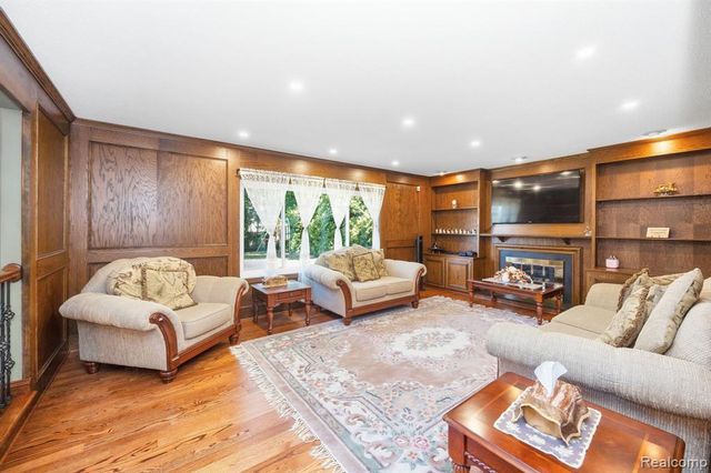 60 Stillmeadow Lane, Grosse Pointe Shores, MI 48236