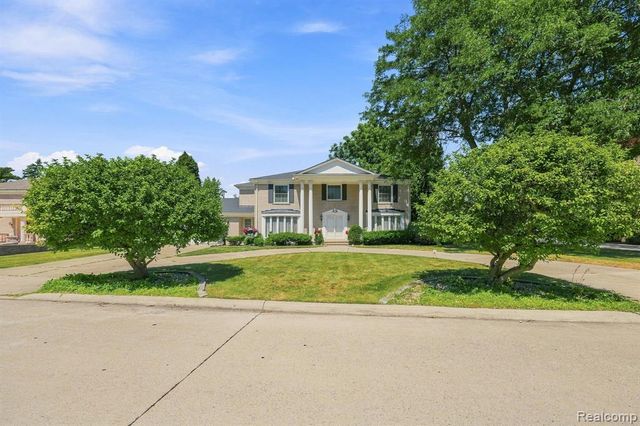 60 Stillmeadow Lane, Grosse Pointe Shores, MI 48236
