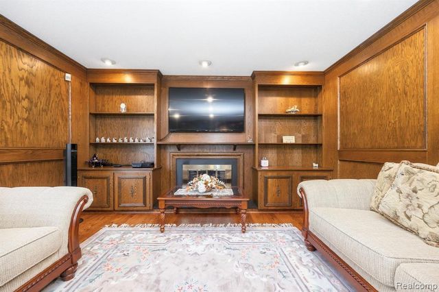 60 Stillmeadow Lane, Grosse Pointe Shores, MI 48236