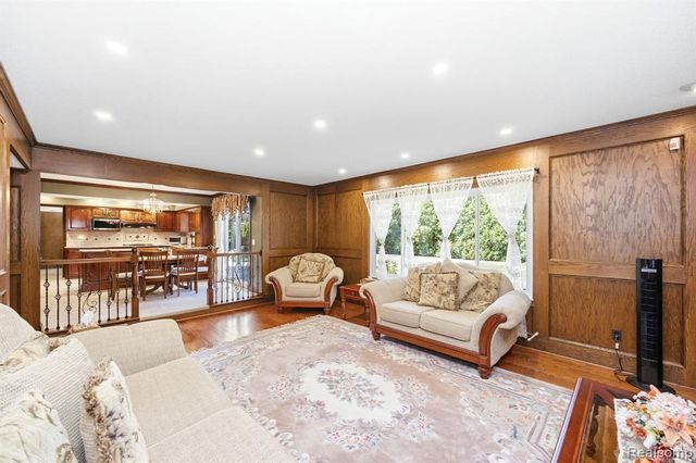 60 Stillmeadow Lane, Grosse Pointe Shores, MI 48236