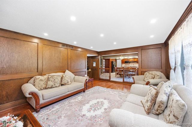 60 Stillmeadow Lane, Grosse Pointe Shores, MI 48236