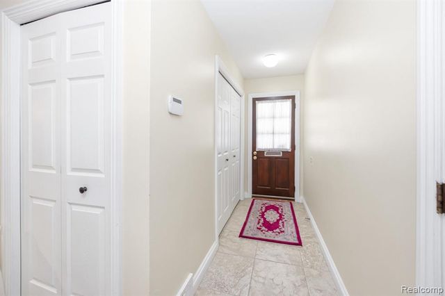 60 Stillmeadow Lane, Grosse Pointe Shores, MI 48236