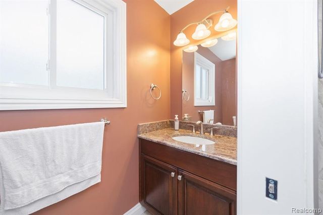 60 Stillmeadow Lane, Grosse Pointe Shores, MI 48236