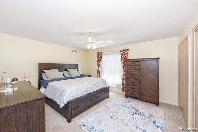 60 Stillmeadow Lane, Grosse Pointe Shores, MI 48236