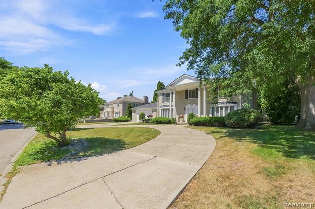 60 Stillmeadow Lane, Grosse Pointe Shores, MI 48236