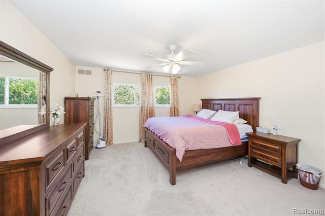 60 Stillmeadow Lane, Grosse Pointe Shores, MI 48236