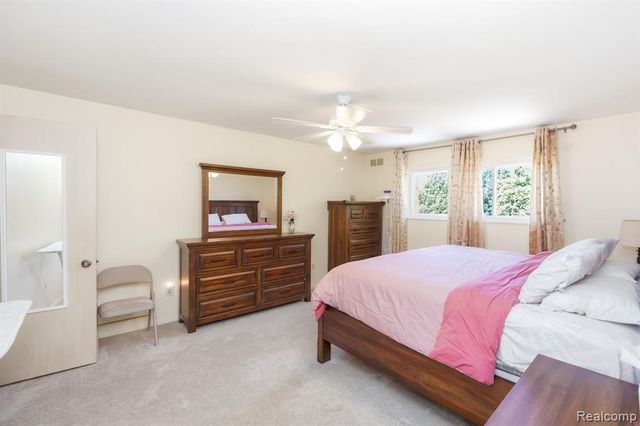 60 Stillmeadow Lane, Grosse Pointe Shores, MI 48236