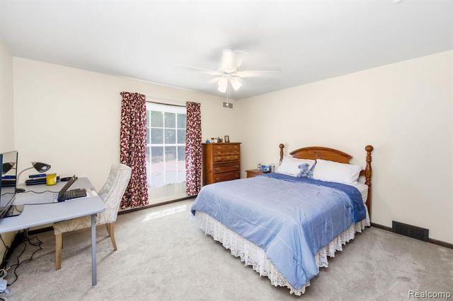 60 Stillmeadow Lane, Grosse Pointe Shores, MI 48236