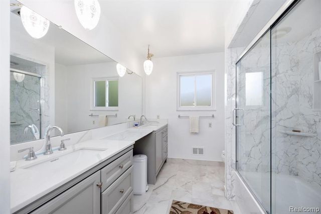 60 Stillmeadow Lane, Grosse Pointe Shores, MI 48236