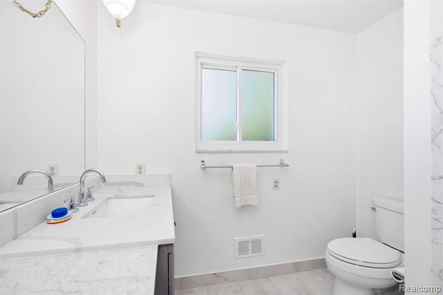 60 Stillmeadow Lane, Grosse Pointe Shores, MI 48236
