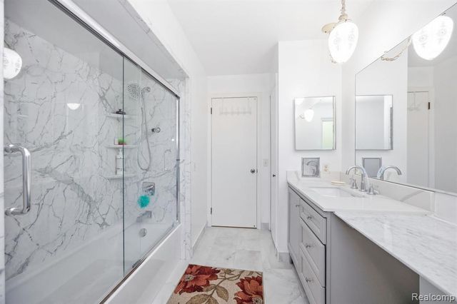 60 Stillmeadow Lane, Grosse Pointe Shores, MI 48236