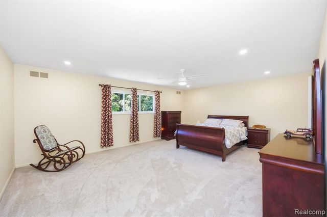 60 Stillmeadow Lane, Grosse Pointe Shores, MI 48236