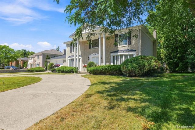60 Stillmeadow Lane, Grosse Pointe Shores, MI 48236