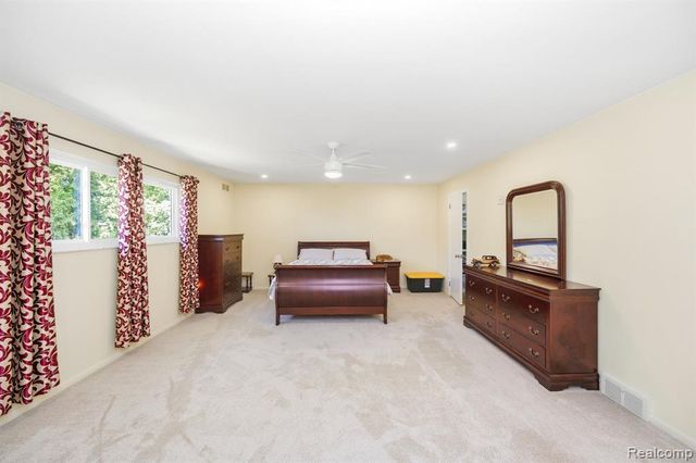 60 Stillmeadow Lane, Grosse Pointe Shores, MI 48236