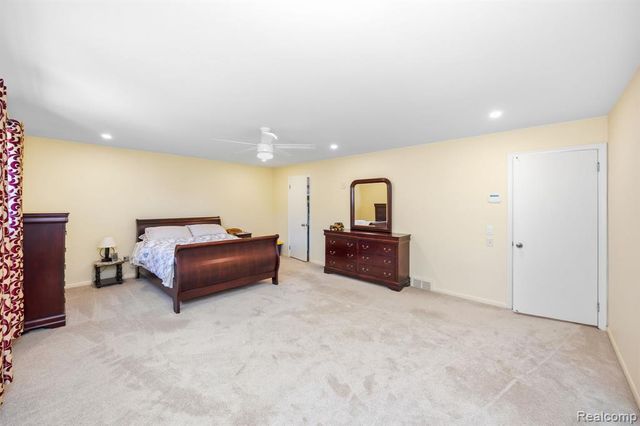 60 Stillmeadow Lane, Grosse Pointe Shores, MI 48236