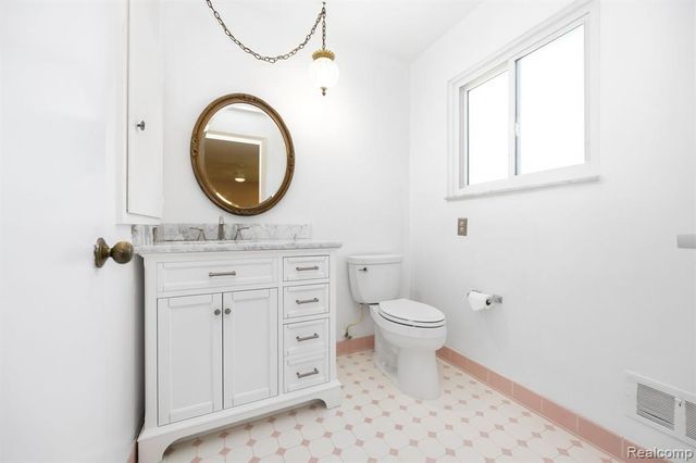 60 Stillmeadow Lane, Grosse Pointe Shores, MI 48236