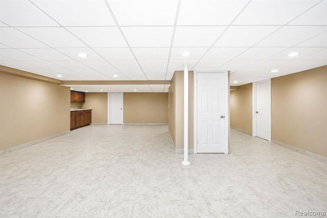 60 Stillmeadow Lane, Grosse Pointe Shores, MI 48236