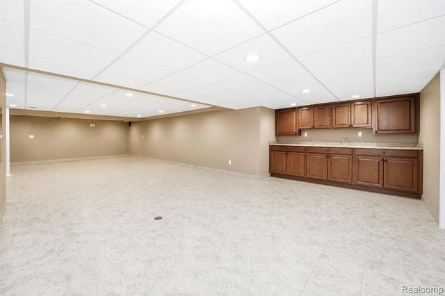 60 Stillmeadow Lane, Grosse Pointe Shores, MI 48236